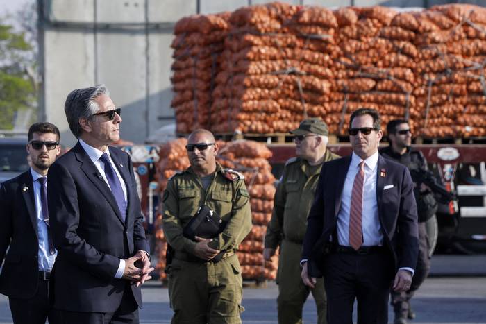 El secretario de Estado de Estados Unidos, Antony Blinken (i), en el cruce fronterizo de Kerem Shalom con la Franja de Gaza, el 1º de mayo. · Foto: Evelyn Hockstein, AFP