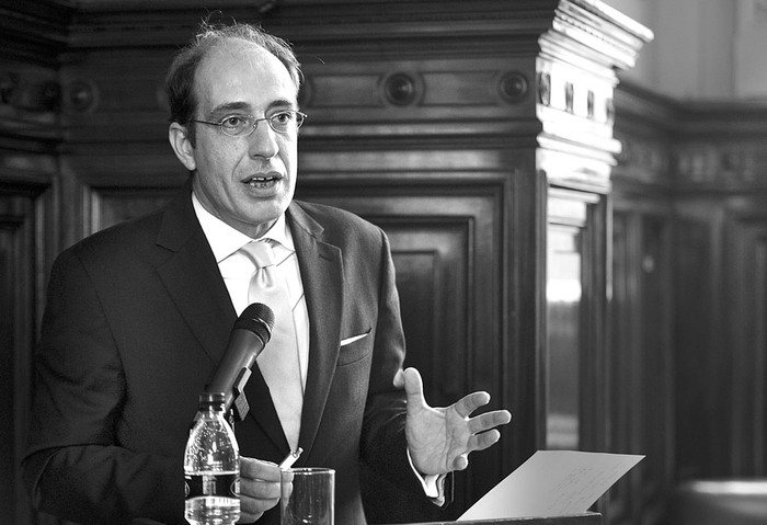 Fabio Maria Galiani durante una cátedra magisterial en el Palacio Legislativo. Foto: Santiago Mazzarovich (archivo, octubre de 2015)